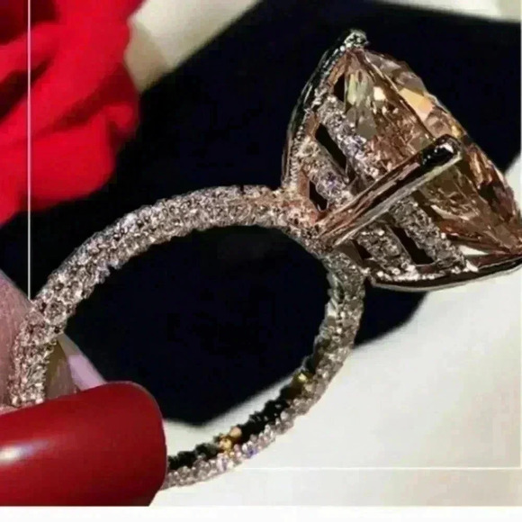 New Champagne Cubic Zirconia Ring 💍 - Picture 1 of 3